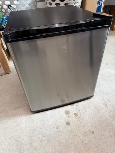 美品 エレクトララックス 冷蔵庫 45L コンパクト シンプル モダン ミニマル デザイン