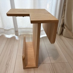 ソファの肘掛にはめる折り畳みテーブルの画像