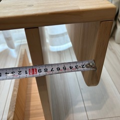 ソファの肘掛にはめる折り畳みテーブルの画像