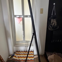 【無料】大型全身鏡（黒色フレーム・スタンド付き）の画像