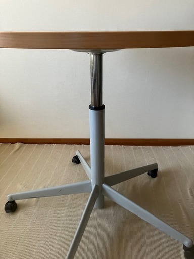steelcase 円形テーブル　昇降式　キャスター付き　ダイニングテーブル、ワークテーブル、オフィステーブル