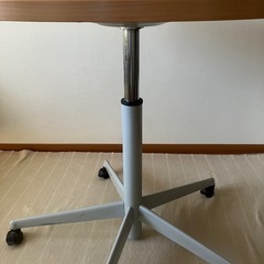 steelcase 円形テーブル　昇降式　キャスター付き　ダイニングテーブル、ワークテーブル、オフィステーブルの画像