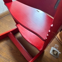 STOKKE 赤色　子ども学習椅子の画像