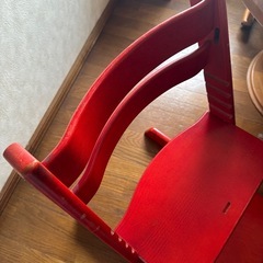 STOKKE 赤色　子ども学習椅子の画像