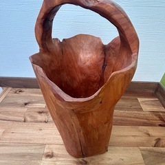 一本の木から生まれた命の器の画像