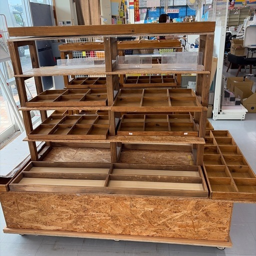 キャスター付き木製大型陳列棚／什器 横160cm×奥行90cm×高さ140cm
