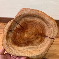 一本の木から生まれた命の器の画像