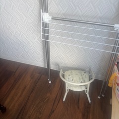 室内　物干し竿　子ども用チェアの画像