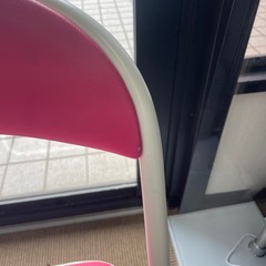 ピンクのスチームパイプ椅子の画像