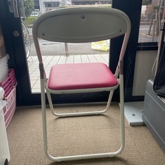 ピンクのスチームパイプ椅子の画像