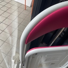 ピンクのスチームパイプ椅子の画像