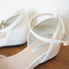 パンプス ローヒール ホワイト 白の画像