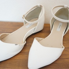 パンプス ローヒール ホワイト 白の画像