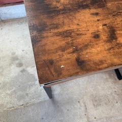 木目テーブルの画像