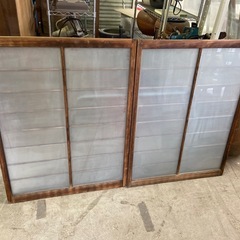 ガラス小窓C 木製  2枚セット 建具 中古品 ガラスの割れ有りの画像