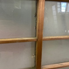 ガラス小窓D 木製2枚セット 建具 中古品 ガラスの割れ数ヶ所有りの画像