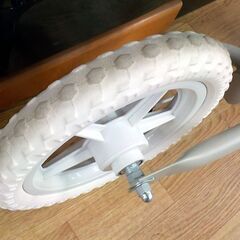 足けりバイク ブレーキ付き キックバイク トレーニングバイク ホワイト ペダルなし自転車 西岡店の画像