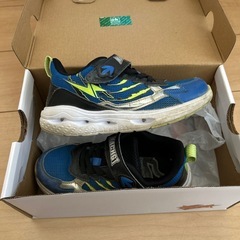 光るスニーカーの画像