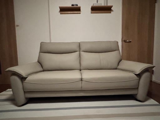 今年2月購入ほぼ新品3人掛けニトリの本革ソファ