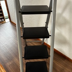 脚立 ステップスツール 折りたたみ 軽量 高耐荷重 滑り止め付き 持ち運び便利 多機能 室内 屋外 (ブラック, 4段)の画像