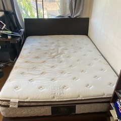 【引き渡し決定】ダブルベッド　クイーン、キングサイズベッドの画像