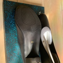 黒パンプスの画像