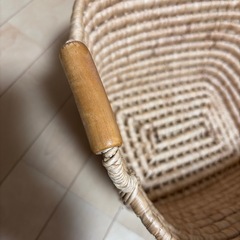 木の取っ手付きかご カゴ 少し歪み有りの画像