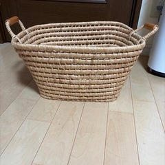 木の取っ手付きかご カゴ 少し歪み有りの画像