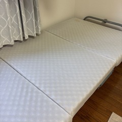 折りたたみベッド+マットレスの画像