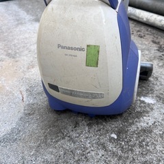 家庭用コード付き掃除機の画像