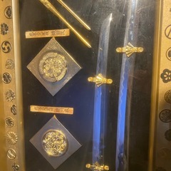 本日終了！骨董品レプリカ芸術品戦国歴史額縁　アート織田家徳川家豊臣家竜透し家紋飾り武者鎧模型セットの画像