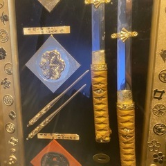 本日終了！骨董品レプリカ芸術品戦国歴史額縁　アート織田家徳川家豊臣家竜透し家紋飾り武者鎧模型セットの画像