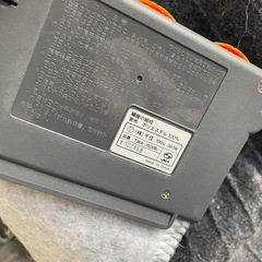 着る毛布2着と電気カーペットの画像