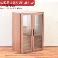 ガラス扉の戸棚の画像