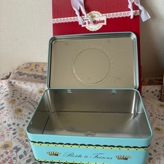 ビスケットの空き缶の画像