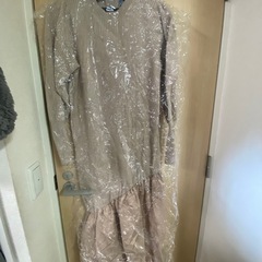 ベージュのニットワンピースの画像