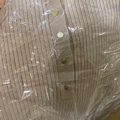 ベージュのニットワンピースの画像