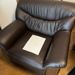 一人用のソファー（茶色）の画像