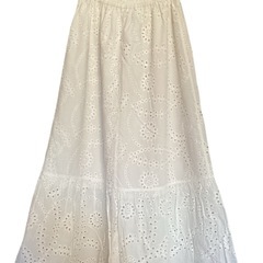 GU 刺繍入りホワイトフレアスカートの画像
