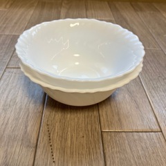 「アルコパル（Arcopal）」ブランドのミルクガラス製ボウル2個セットの画像