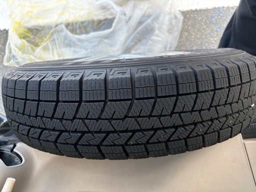 スタットレスタイヤほぼ新品，ホイル付き