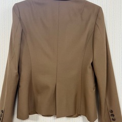 ベージュのジャケットの画像