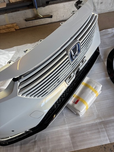 RV6 ホンダヴェゼル　フロントバンパーグリル美品