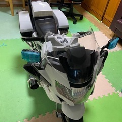 電気で動く子供用電動乗用バイク安定4輪の画像