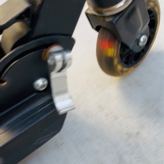 光る　キックボード　ブラック　黒の画像