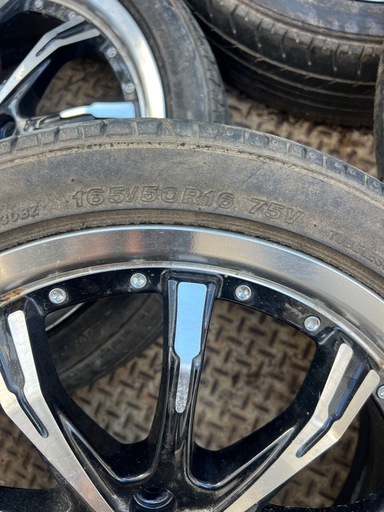 165/50/R16 アルミホイル付きのタイヤ