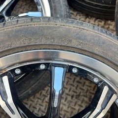 165/50/R16 アルミホイル付きのタイヤの画像