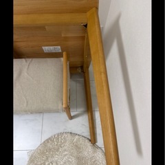 ダイニングテーブルとベンチ椅子の画像