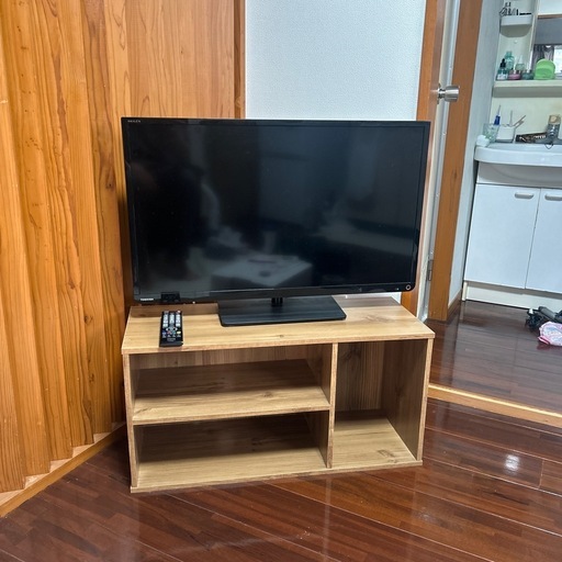 テレビ、テレビ台、リモコン付き