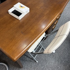 3/6お取引決定【無料】①iPhone6S②ニトリ椅子③学習机の画像